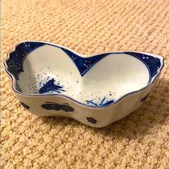 Andrea by Sadek Vintage Chinoiserie Blue and White Butterfly Dish - Picture 2 of 7